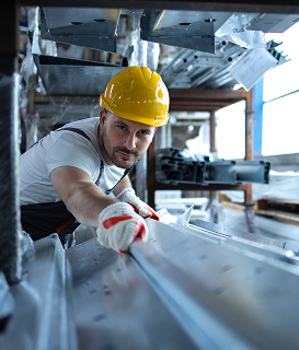 Profissional avaliando perfis de alumínio