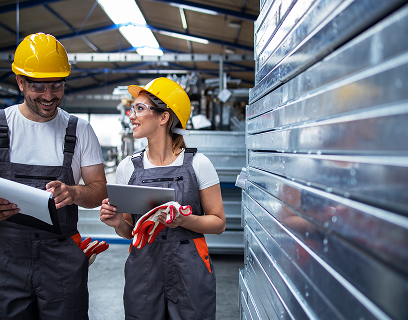 Equipe técnica analisando estrutura metálica